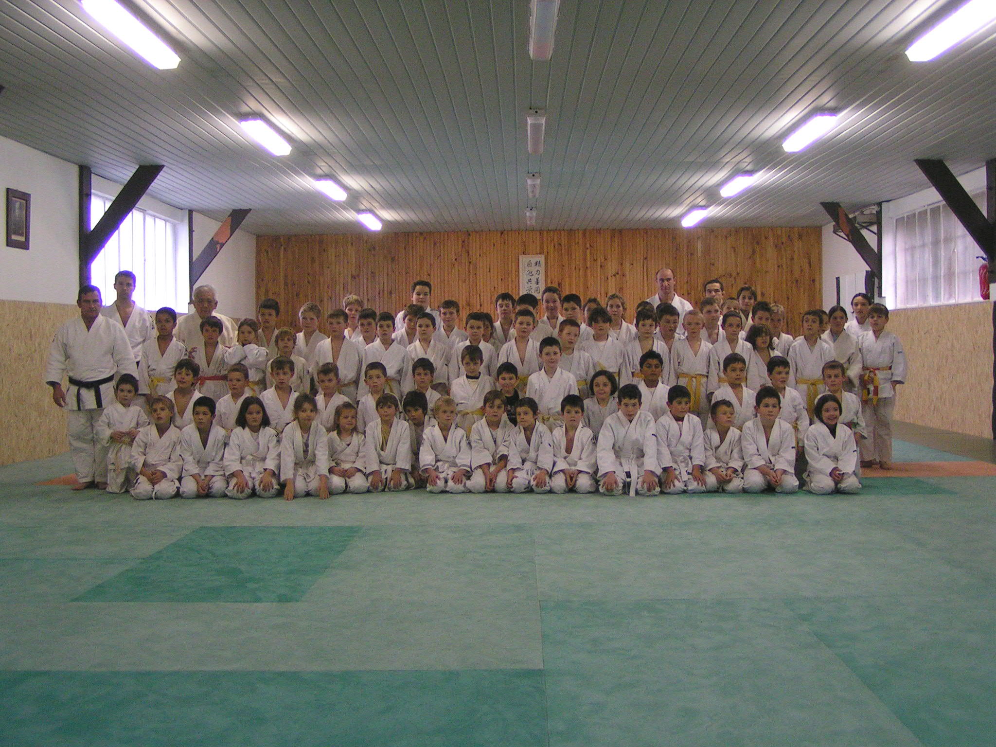 Maître Awazu avec les jeunes du Dojo