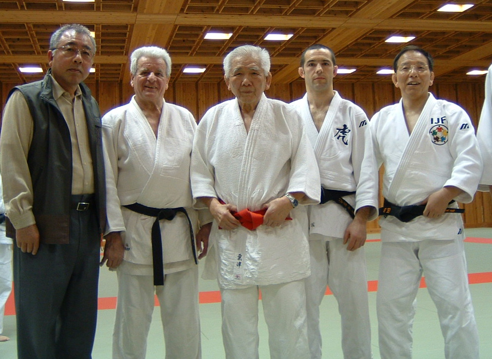 Maître Awazu au centre avec Gilles au Japon